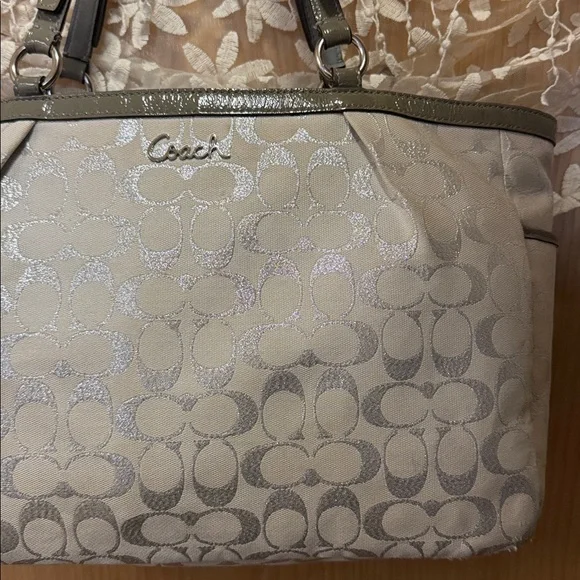 EUC COACH purse. Flawless inside and out. Straps adjustable on both sides. Badge - Picture 4 of 16